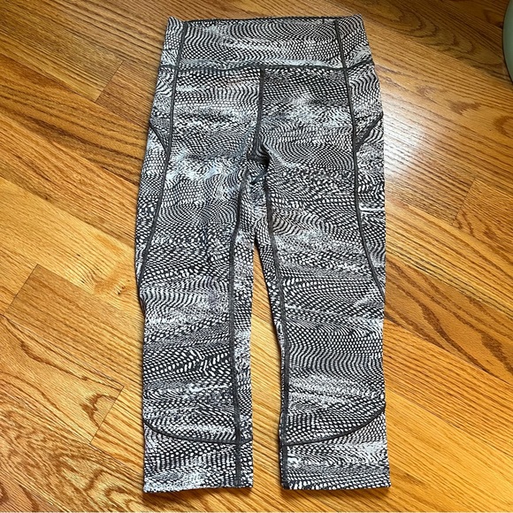 Lululemon In Movement Crop Everlux 19" in Swerve Vapor Metal Grey size 6 - Picture 4 of 8